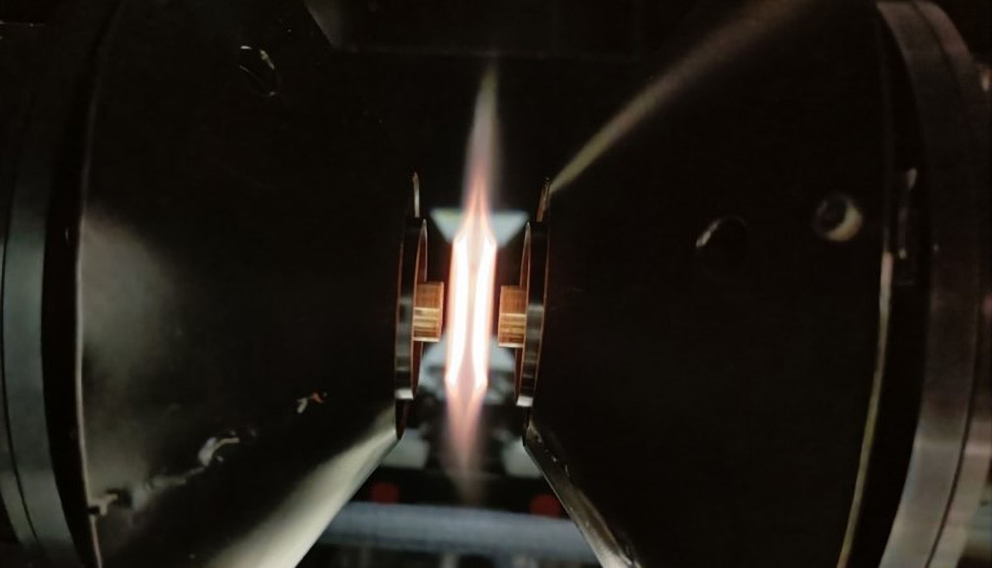 Das Foto zeigt die Untersuchung einer Flamme mit Laserspektroskopie