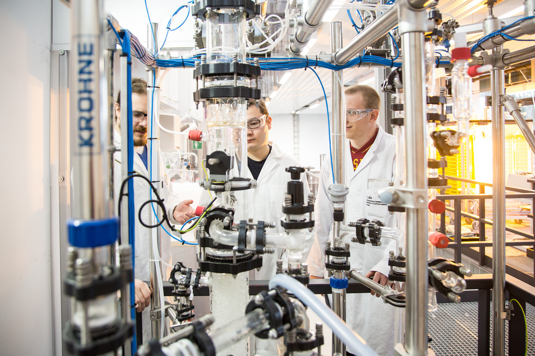 Studierende im Technikum Studium Technische Chemie, Hochschule Darmstadt