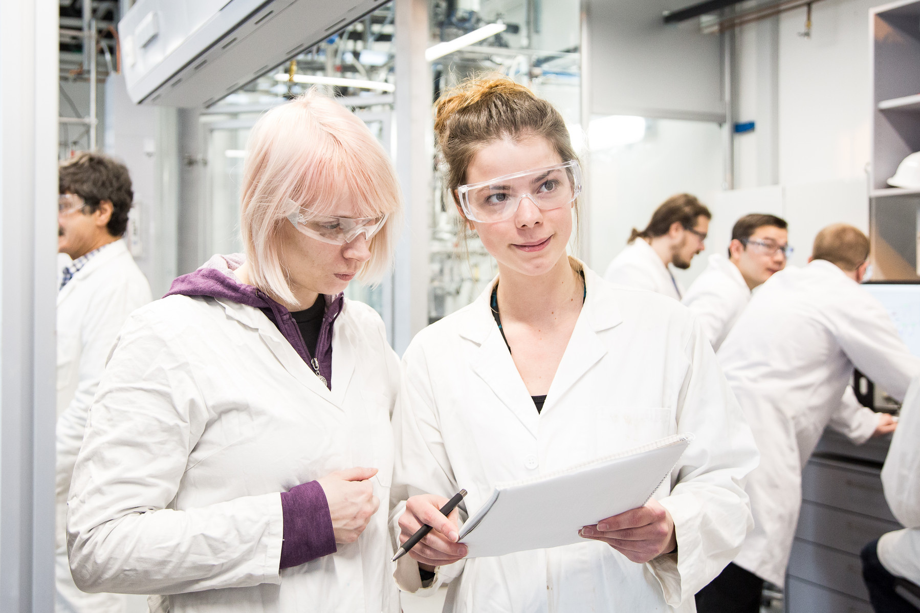 Studierende im Technikum Studium Technische Chemie, Hochschule Darmstadt