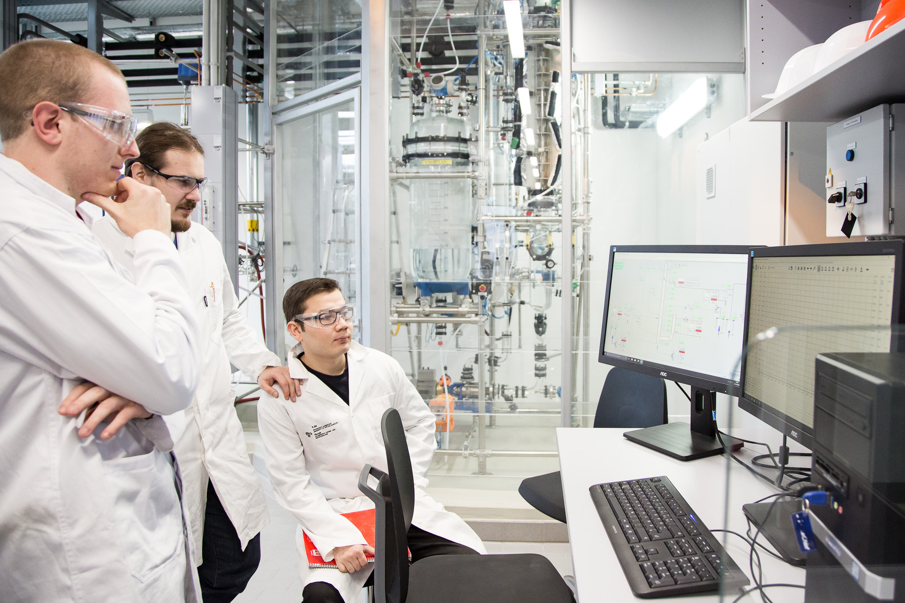 Studierende im Technikum Studium Technische Chemie, Hochschule Darmstadt