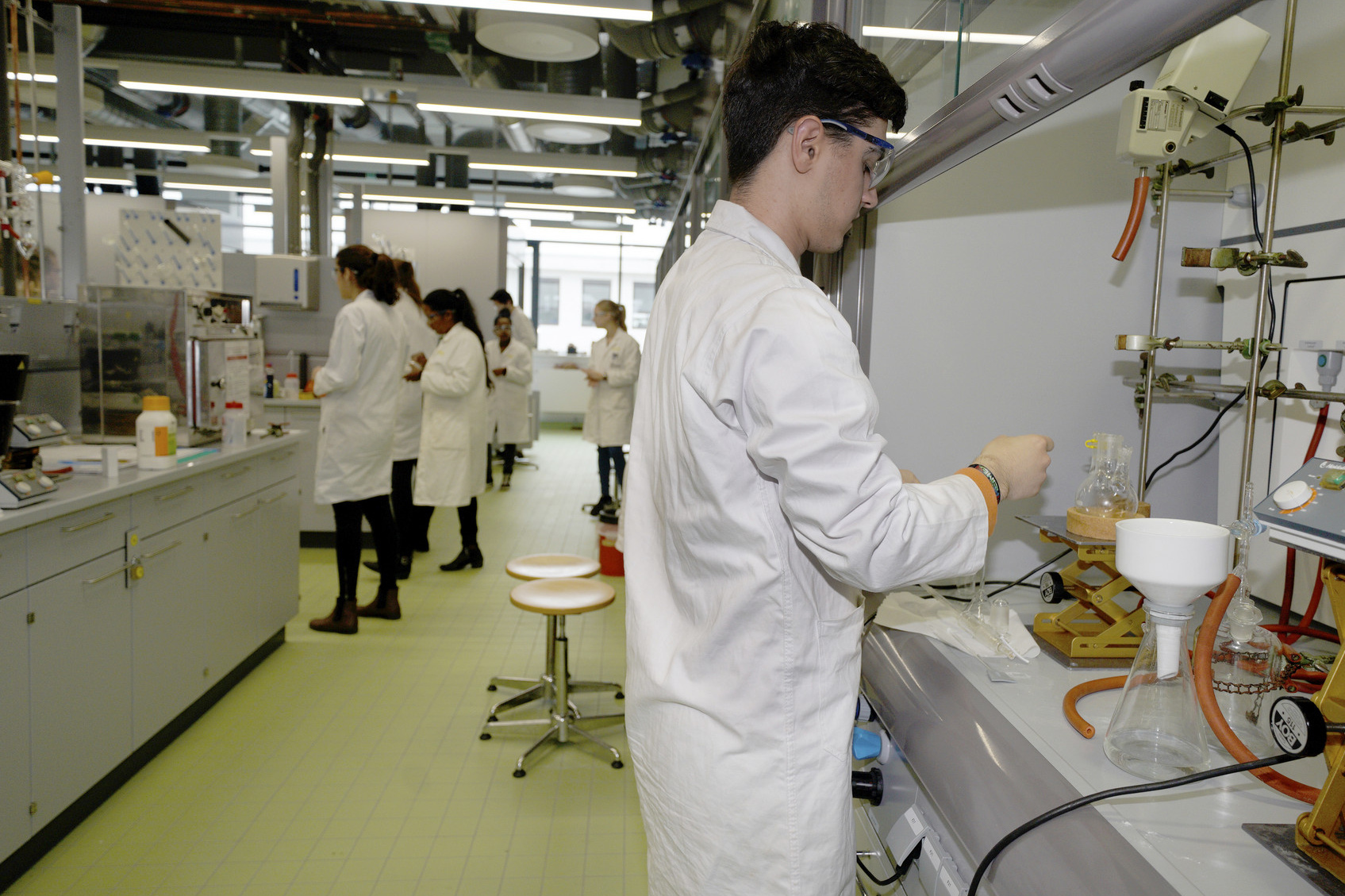 Studierende im oragnisch-chemischen Praktikum, Studium Technische Chemie, Hochschule Darmstadt